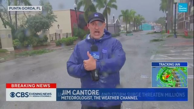 Weather Channel's Jim Cantore hit by tree branch while covering Hurricane Ian смотреть онлайн