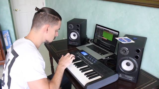 THE RETURN OF 80'S MUSIC?! Making an 80's style dance track in Logic Pro X смотреть онлайн