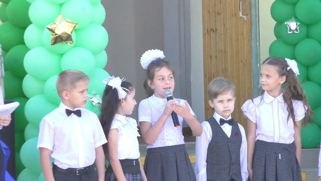 Первоклассники читают стихи выпускникам! смотреть онлайн