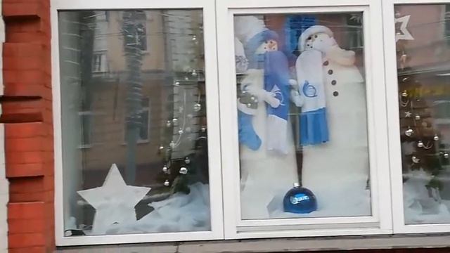 Новогодние ёлки, дед мороз и снегурочка. Предновогодняя атмосфера на улице Советской города Гомеля. смотреть онлайн