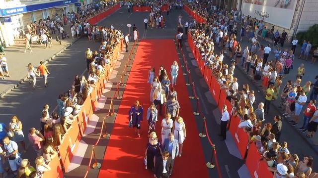 Красная дорожка Одесского кинофестиваля с высоты птичьего полета смотреть онлайн