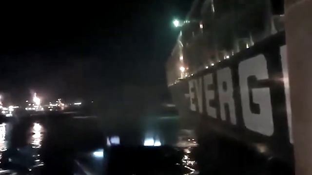 Появились первые видео с судном-гигантом, снятым с мели в Суэцком канале смотреть онлайн