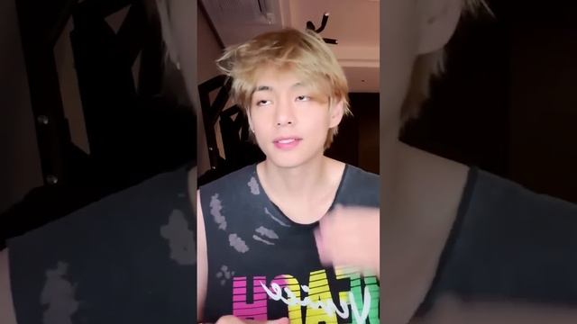 РУССКАЯ ОЗВУЧКА BTS Трансляция Ким Тэхёна с маникюром BTS WEVERSE~LIVE 31|07|2023 смотреть онлайн