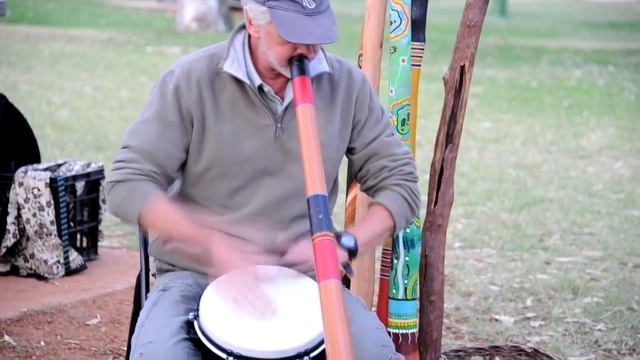 Playing the Didgeridoo / Игра на Диджириду смотреть онлайн