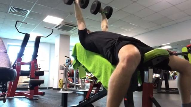 Жим гантелей на наклонной смотреть онлайн