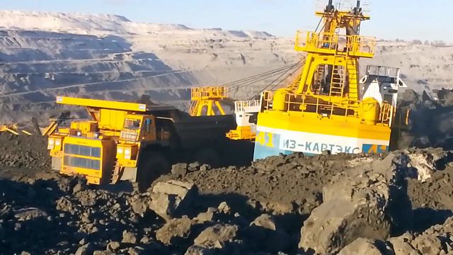 погрузка БеЛаза экскаватором ЭКГ 12к смотреть онлайн