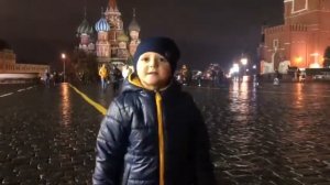 Ребенок читает Стихи Есенина,