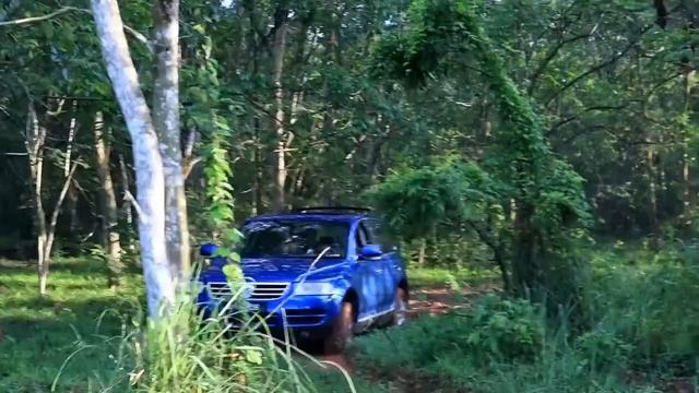 Toyota Hilux vs VW Touareg vs Nissan Navara offroad 4x4 & girl drivers смотреть онлайн