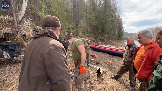 За МЕДВЕДЕМ на АЭРОЛОДКЕ. ТРУП на реке. Охота в Уральской тайге с собаками. смотреть онлайн