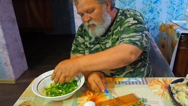 СЛОМАЛСЯ ХОЛОДИЛЬНИК ОТВАРИВАЮ КУРИЦУ ЧТОБЫ НЕ ПРОПАЛА И ГОТОВЛЮ САЛАТ НА УЖИН ИЗ КУРИЦЫ смотреть онлайн