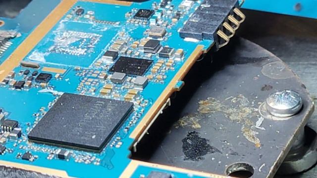чистка компаунда на Samsung и снятие ОЗУ с использованием самодельного нижнего подогрева смотреть онлайн