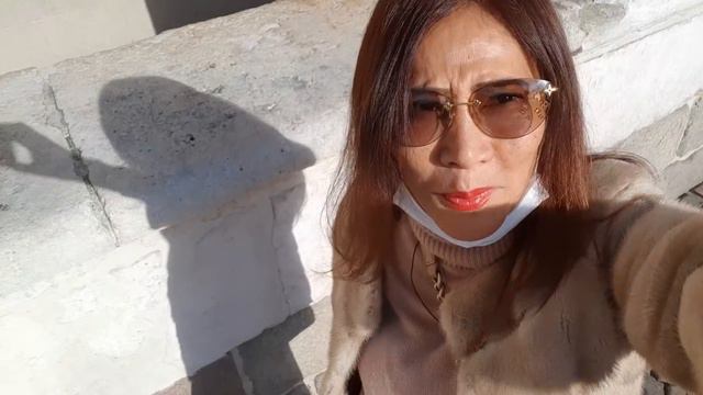 Италия Падуя anfibi Louis Vuitton и плессированная юбка смотреть онлайн