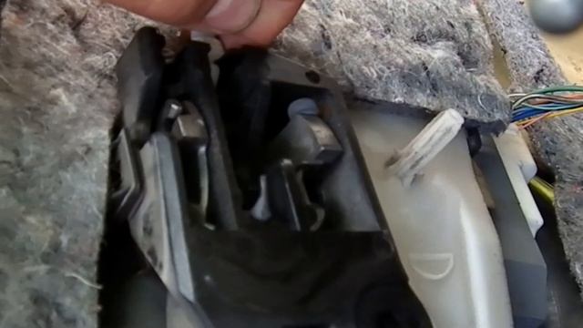 Как снять обшивку водительской двери TOYOTA Corolla 2012 своими руками