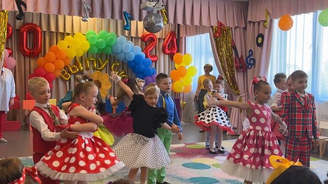 Танец «А ручки хлоп, перевернулся потолок