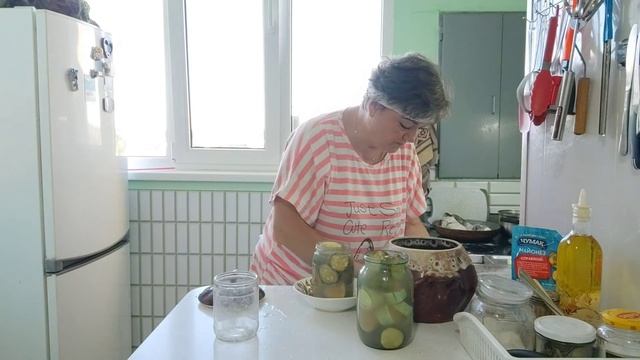 Жареные коропа,квашеные огурци и маринованные,морковная ботва в заморозку. смотреть онлайн