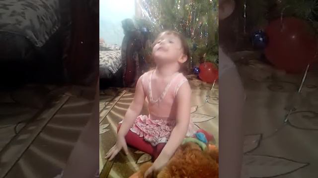 В лесу родилась ёлочка. Виктория 2,5 года смотреть онлайн