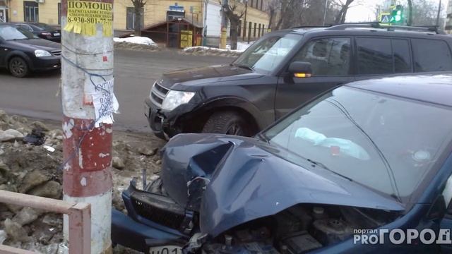 В Нижнем Новгороде легковушка угодила в столб после столкновения с внедорожником смотреть онлайн
