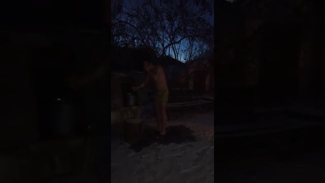 Водохреща витягнув лідяну воду с криниці і облився нею в 8 градусів морозу смотреть онлайн