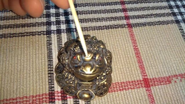 Денежная жаба, лягушка на монетках с монеткой во рту смотреть онлайн