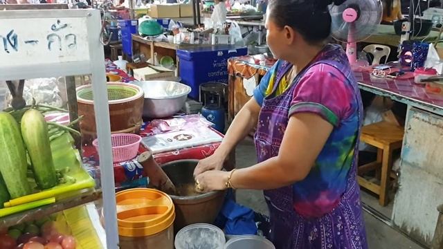 Приготовление салата из зеленой папайи Сом Там на тайском рынке смотреть онлайн