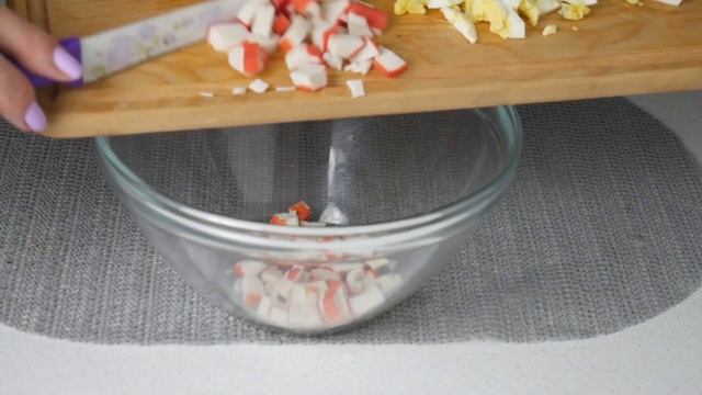 Быстрый салат "НЕЖНОСТЬ" С КУРИЦЕЙ, кукурузой, крабовыми палочками, черносливом смотреть онлайн