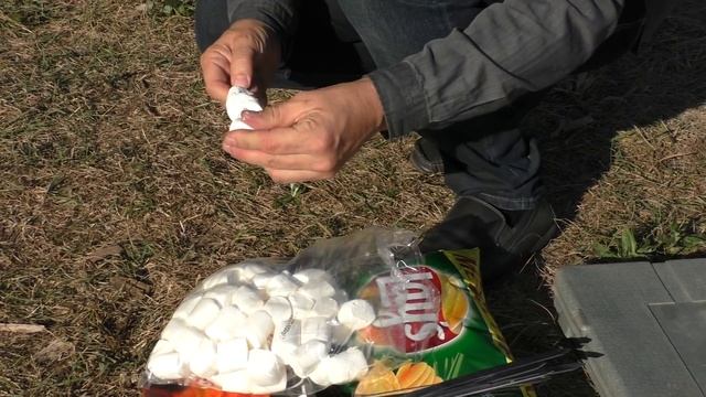 МАРШМЕЛЛОУ ЧЕЛЛЕНДЖ {MARSHMALLOW CHALLENGE ПОПРОБУЙТЕ НЕ СЪЕСТЬ} НА ПРИРОДЕ обзор игрушек смотреть онлайн