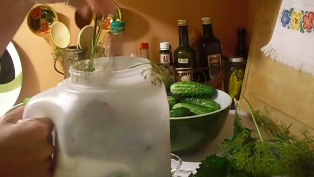 Соленые огурцы в банках. смотреть онлайн