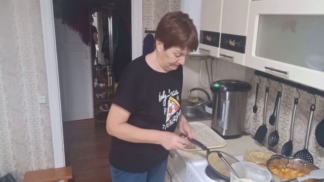 Пеку блины , общаюсь с вами// смотреть онлайн