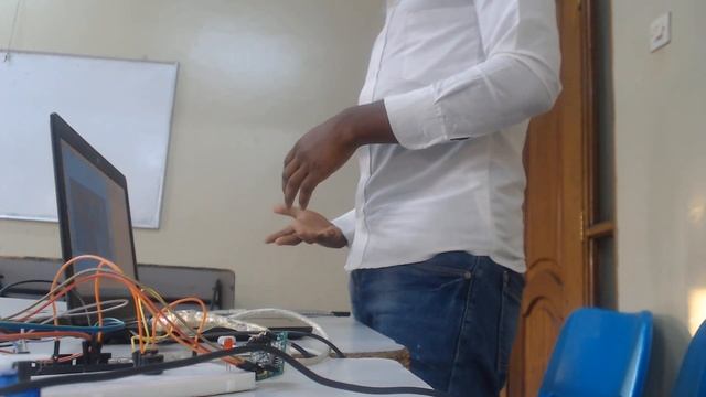 Open and close the door using servo motor and motion sensor смотреть онлайн