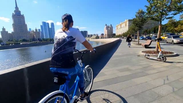 По набережным на велосипеде)))