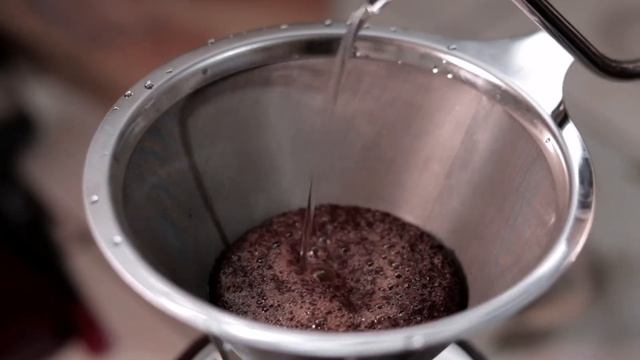 BREWING COFFEE AT HOME | Pour over method using stainless steel mesh cone filter смотреть онлайн