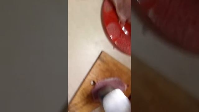 Помогаю маме отбивать мясо смотреть онлайн