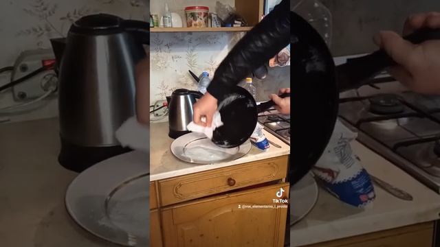 Как сделать, чтоб к старой сковороде не прилипало тесто?! смотреть онлайн