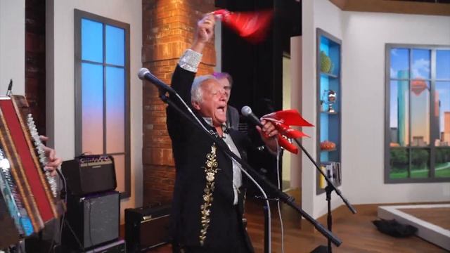 Jan "The Polka King" Lewan performs "Ole, Ole" with Alex Meixner смотреть онлайн