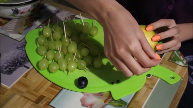 ЁЖИК ИЗ ФРУКТОВ, Фруктовая нарезка на стол, РЕЦЕПТЫ НА НОВЫЙ ГОД, ФРУКТОВАЯ НАРЕЗКА смотреть онлайн