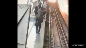 Девушка упала на рельсы в метро, засмотревшись в телефон.