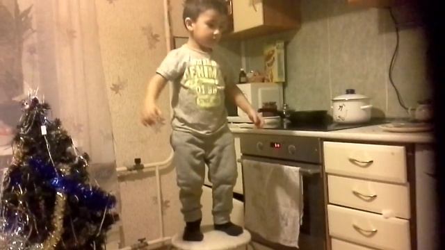 Ребёнок прыгает с парашютом с табуретки смотреть онлайн