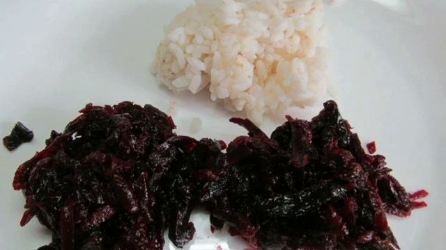 САЛАТ ИЗ РИСА СО СВЕКЛОЙ И ЧЕРНОСЛИВОМ. смотреть онлайн