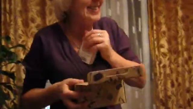 Восторг от подарка духов " Chanel №5" , женщина счастлива. смотреть онлайн