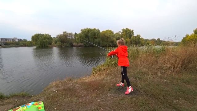 ВЛОГ Ярослава учится рыбачить - Улов и распаковка малышей в мороженом | Видео для детей