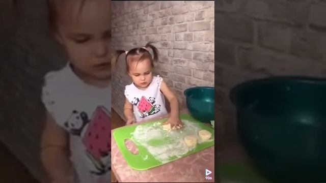 Веселые игры и танцы. Полиночка готовит сырники . Веселая готовка с Полиной смотреть онлайн