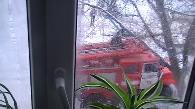 ПОЖАРНИК ЛЕЗЕТ к НАМ В ОКНО 11 янв 2016 смотреть онлайн