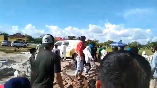 "Pemukulan petugas pemakaman terindikasi covid-19" di km. 12 pemakaman umum p.raya смотреть онлайн