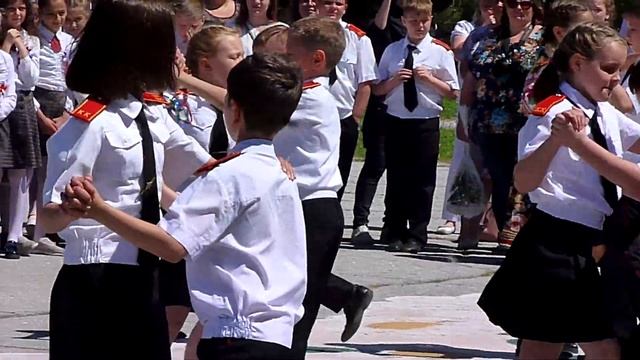 #ВАЛЬС танцует 4-Б ? Первый учитель и первый урок первый учебник и первый листок (Анапа, школа № 5) смотреть онлайн