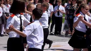 #ВАЛЬС танцует 4-Б ? Первый учитель и первый урок первый учебник и первый листок (Анапа, школа № 5)