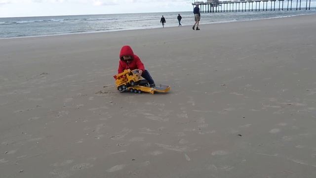 Bruder Играем с транспортером, краном и грузовиком на пляже / Bruder trucks on the beach NEW смотреть онлайн
