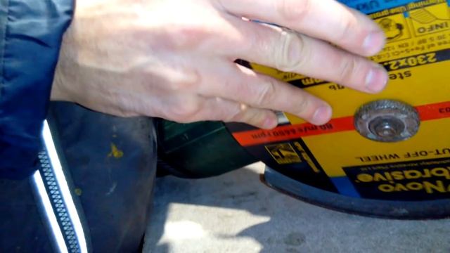 Секрет легкого откручивания отрезного диска на болгарке. смотреть онлайн