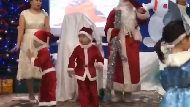 Новогодний танец смотреть онлайн
