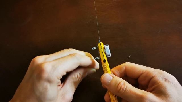 Fish Hook Knot Tying Tool in Action - Simple and Very Effective Gadget смотреть онлайн