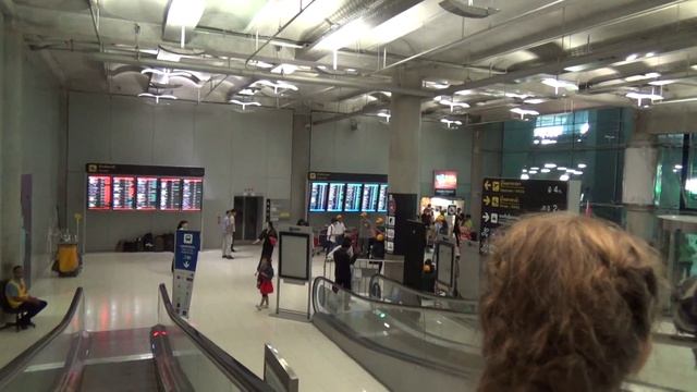 Эскалаторы в аэропорту Суварнабхуми, Бангкок смотреть онлайн